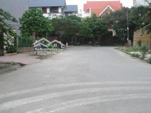 nhà mặt phố có 1 mặt bằng tầng 1 rộng 200m2, mặt bằng tầng 2 rộng 150m2. nhà ở riêng