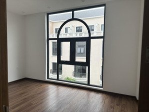 nhà vin mới hoàn thiện đẹp mặt tiền 5m 5 tầng, 6 phòng ngủ, 4 toilet gần vinschool