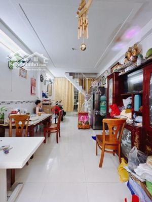 cách 2 căn ra mặt tiền q4- 40m2- 2 tầng đúc- ko giải tỏa- chỉ 5 tỷ nhỉnh