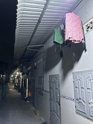 bán dãy trọ 296.8m2 sát khu tái định cư cường thuận. khai thác dòng tiền sẵn (16tr/tháng)