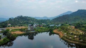 ở đâu có đất nghỉ dưỡng view nhìn đồi thông và hồ nước như thế này?