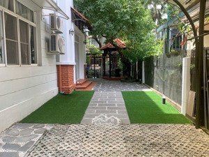 cho thuê biệt thự song lập tại phú mỹ hưng, kế bên hồ bán nguyệt, sân vườn to,211,5m2(11,75x18m)4pn