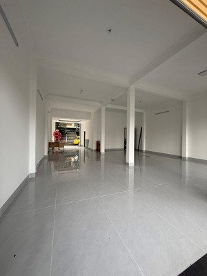 chính chủ cần cho thuê mặt bằng đẹp khu ngay ngã tư trường chính với lê trọng tấn
