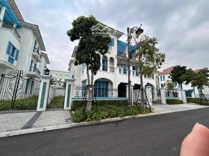 chính chủ cần bán căn biêt thự song lập trung tâm hạ long/ 