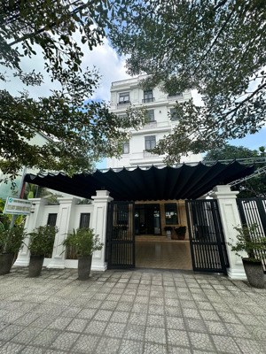 cho thuê tòa nhà view sông. tiện làm văn phòng công ty, trường mẫu giáo, tt đào tạo, phòng trọ sv.