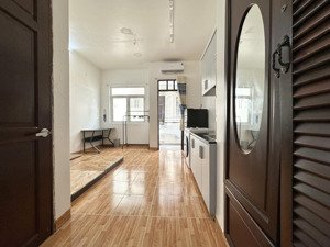 cho thuê căn hộ bancol máy giặt riêng,gần bờ kè hoàng sa q1,cho nuôi pet,xe hơi tận cửa,trống sẵn