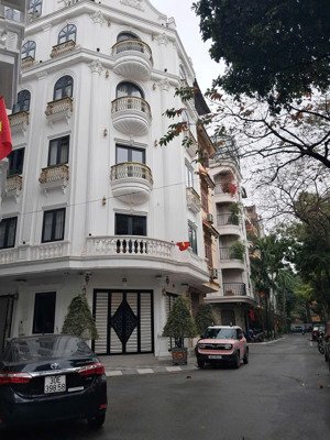 bán nhà, phân lô 106 hoàng quốc việt, cầu giấy 62m2, gara 2 oto, 20 tỷ, thang máy, view hồ, lô góc