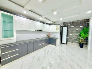 bán nhà nguyễn văn linh ôtô đỗ trước cửa nhà thoải mái. 5 tầng ( ngủ khép kín) giá 4 tỷ 4