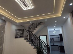 giá 6,52 tỷ. căn nhà góc thoáng. mặt tiền rộng gần 6m. dt 65m2. thiết kế 2 tầng trệt, 2 lầu, 3pn