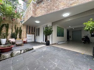 hxh thông sát mt đường, 7.1x17m (nở hậu 10m), 3 tầng bề thế, giá quá tốt trong khu vực