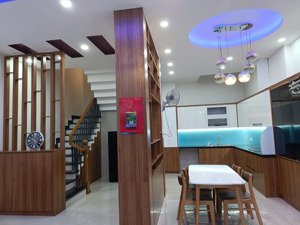 bán nhà gần biển-3tầng-dt82m2-4pn-xh đậu cửa-đường củ chi-vĩnh hải - chỉ 8ty2