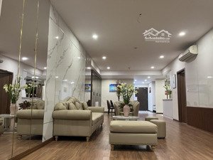 cho thuê chcc discovery complex 302 cầu giấy, dt 210m2 , 4pn, 3wc full nội thất,nhận nhà luôn.