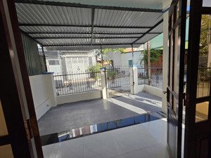 nhà mới cải tạo cách biển 1km , đường ô tô vào tận nhà g..ía tốt chỉ hơn 4 tỷ