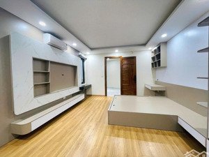 bán nhanh giúp chị 40m2x 5 tầng nhà đội cấn-mặt tiền 4.5m- 2 bước chân ra mặt phố- giá thương lượng