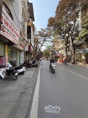 hoảng hốt! thu 1.2 tỷ/năm khi chỉ đầu tư 16.5 tỷ cho toà ccmn 70m phố hoàng văn thái, thang máy