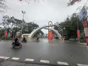 bán đất tặng nhà - lô góc oto đỗ cửa- trung tâm hai bà trưng