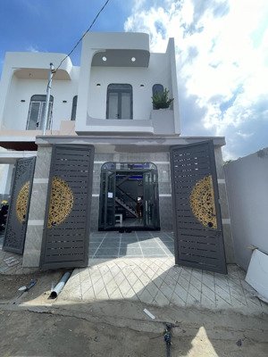 bán nhà trệt lầu mới xây, gần trường cấp 1,2 thái hoà