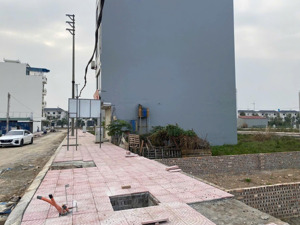 bán gấp lô 62.3m2 hơn 12ty, cạnh đường vành đai 3.5, loại hiếm vỉa hè 4m sau kinh doanh cực tốt