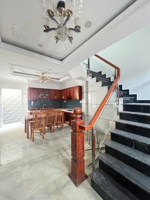 nhà 4 tầng view phạm văn đồng, mới dọn vào ở liền, đường 7m vỉa hè, linh tây, thủ đức