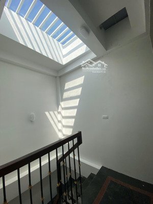 bán nhà nguyễn đình hoàn 6 tầng sổ đỏ 40m2 sd 45m2