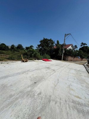 464m mặt tiền rộng 17m tại bạch thạch - phú cát nằm ở trung tâm xã . đường thông tứ phía .