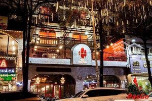 cho thuê nhà mặt phố trung hòa. dt: 555m2 ( t1&2: 300m2, t3+4+5: 255m2 ). mt: 6m