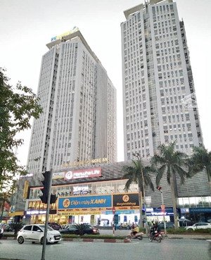 cho thuê 700m tầng 5 tòa văn phòng có sân riêng phù hợp giáo dục / văn phòng