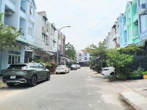 nhà khu công ty 8 (có hai hẻm kỹ thuật)