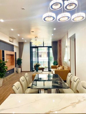 (hiếm) căn góc dt 73m, 2pn, tầng trung, view đẹp, hướng mát, giá 6.9 tỷ, sổ hồng tại 120 định công