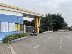 long biên còn duy nhất 1 căn mới 5 tầng x30m- giá thương lượng-. ô tô đỗ- thông trước cổng.