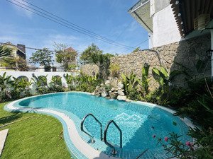 villa hồ nghinh sân vườn , 4 phòng ngủ full nội thất hồ bơi đẹp