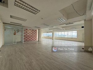 cần cho thuê nguyên căn 05 tầng nhà mặt đường phố trung tâm, có thang máy, thông sàn