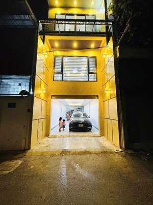 12 tỷ có ngay nhà phố bát khối,40m ,thang máy, gara ô tô,gần aeon long biên,nội thất 5 sao