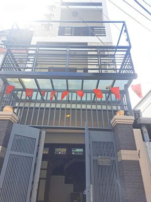 nhà mới 4*17m 2lầu 4pn 4wc có nội thất hxh quang trung