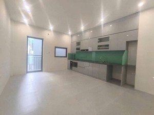 ban nhà thang máy thượng thanh , 72m , mới tinh, gần ô tô tránh , 11 tỷ nhỉnh