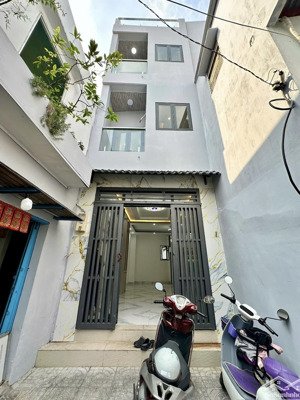 nhà xây mới, ngang 5m, nở hậu 6m, 4 phòng master đường mạc vân p13 q8