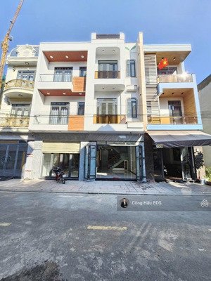 nhà 3 tầng kdc lê phong. gần vincom dĩ an. dt: 67.5m2 (4.5x 15m). gồm 3pn- 4wc. giá: 5.95 tỷ tl