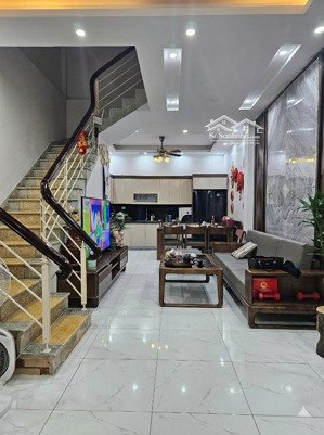 hiếm có! nhà phố hoàng cầu, gần ga metro, hồ đống đa, 3 phút lên ô tô, vị trí hiếm nhà bán