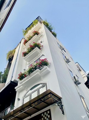 hơn 9tỷ có nhà bát khối lô góc 50m, 6tầng tm, ô tô đỗ cổng ngày đêm ngay cv hồ điều hòa long biên.