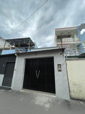 phường bình trưng, mặt tiền đường lớn , gần trục đường lê văn thịnh, 5 phút đến chợ , trường học..