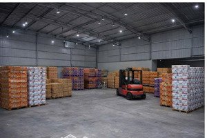 cho thuê kho xưởng đẹp, cao, thoáng gần chợ đầu mối, 2000m/80tr đường xe cont có pccc đầy đủ.