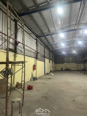 cho thuê nhà xưởnng mt đường xe container 40 feet đi 24, dt xưởng 600m2, giá 35tr/tháng