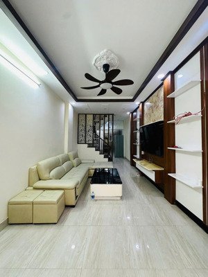 cho thuê nhà dương văn bé 46mx 5 tầng, 14,5 triệu/th, 7 ngủ, full nội thất, nhà mới.