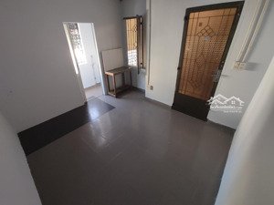 không chung chủ- phòng sơn mới, có ban công, bếp, wc riêng, 18m2, yên tĩnh, gần lê văn sỹ, q3