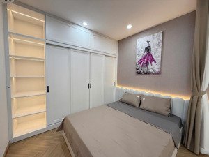 căn 76m2 view sông hồng cầu vĩnh tuy, full nội thất mới 100%, giá 9.9 tỷ