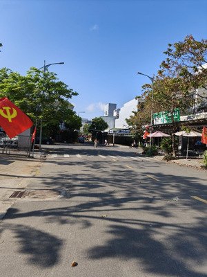 chủ cần bán căn nhà cấp 4 kiên cố đường 10m5 trịnh hoài đức view công viên. lh hưng