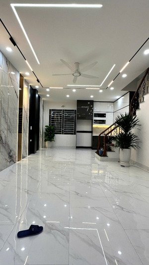 gia đình mình cần bán căn nhà 4 tầng ngõ gốc đề,phố minh khai.full nội thất,5pn.