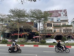 bán biệt thự mặt phố ngoại giao đoàn - nguyễn xuân khoát. đối diện đsq hàn quốc.dt 358m2. mt 20m