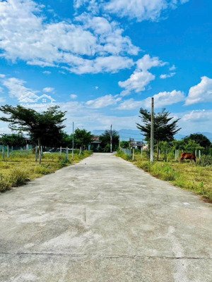 khai xuân lô đất suối hiệp gần đường hương lộ 39
diện tích : 300m2 ( ngang 15m ) đường betong 7m