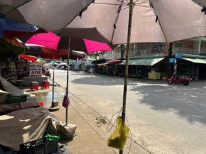 bán dãy trọ 4 phòng và 1 kiot mặt tiền king doanh buôn tốt thu nhập đều 10tr/tháng